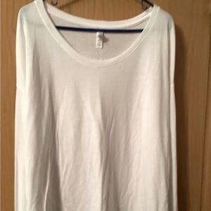 Womens nice long sleeved tee by Bella. Size L